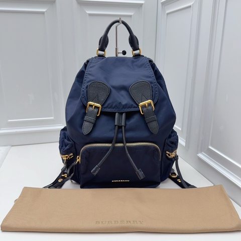 Burberry 經典帆布抽繩翻蓋 尼龍雙肩包 深藍色  尺寸 約35.24.12 附件：塵袋