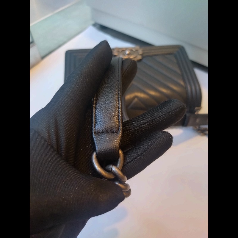 Chanel 銀鍊黑荔枝皮V格Boy 25-18