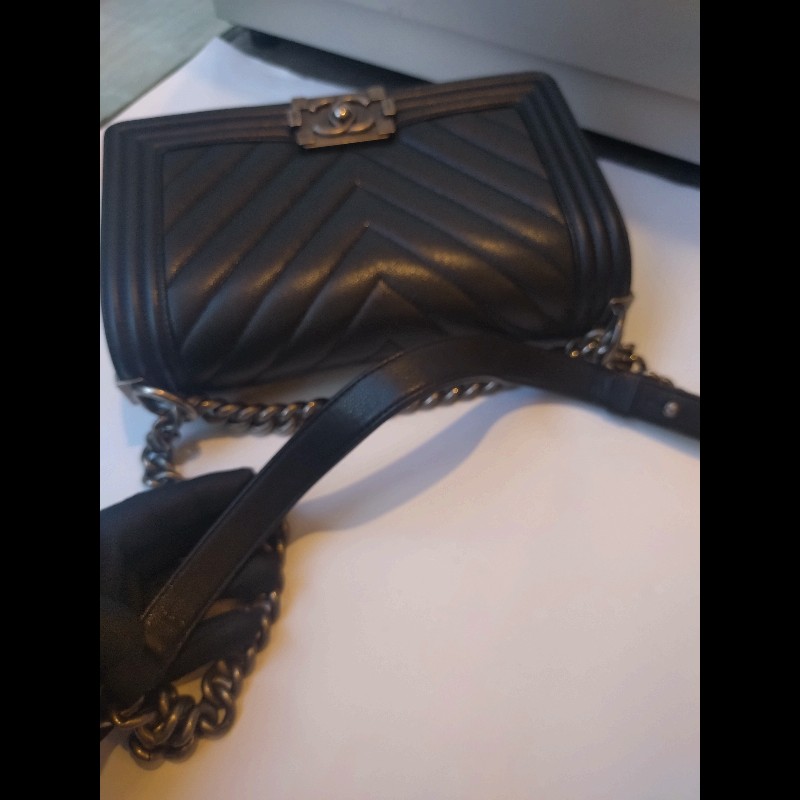 Chanel 銀鍊黑荔枝皮V格Boy 25-22