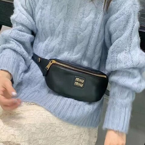 MIUMIU 黑色全皮金屬徽標腰包 21×10×5 98新配件塵袋