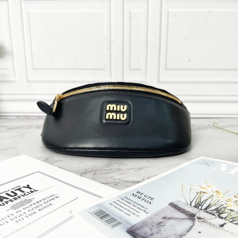 MIUMIU 黑色全皮金屬徽標腰包 21×10×5 98新配件塵袋-1