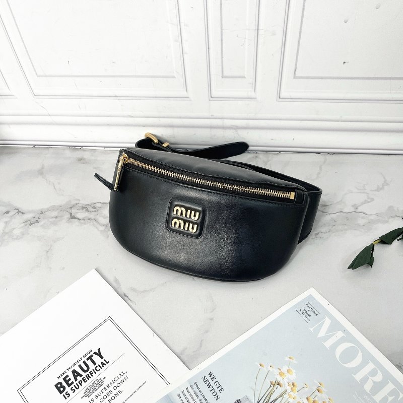 MIUMIU 黑色全皮金屬徽標腰包 21×10×5 98新配件塵袋-3