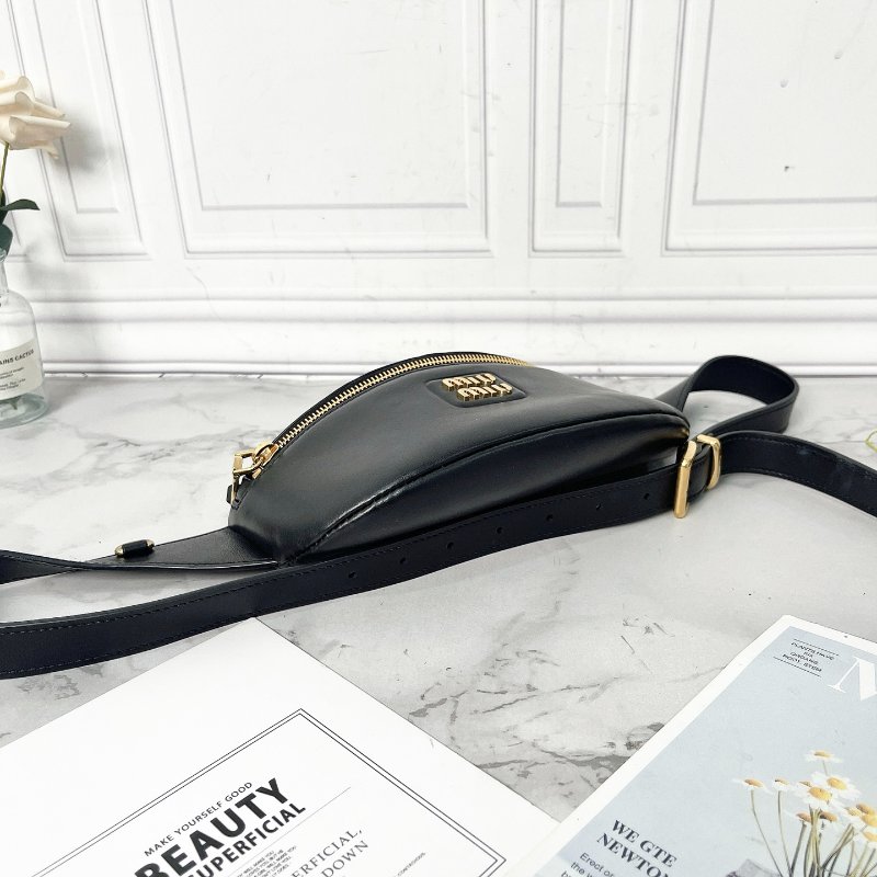 MIUMIU 黑色全皮金屬徽標腰包 21×10×5 98新配件塵袋-4