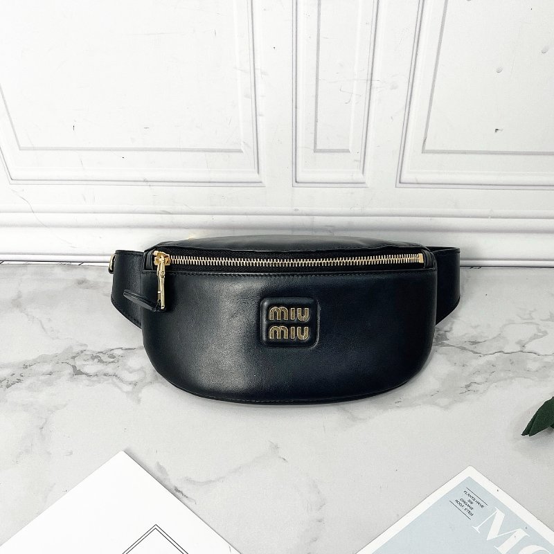 MIUMIU 黑色全皮金屬徽標腰包 21×10×5 98新配件塵袋-7