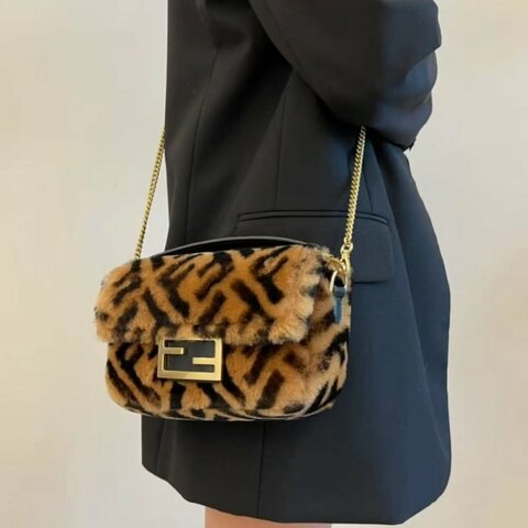 Fendi Baguette mini 焦糖色泰迪毛絨法棍包19×4×11.5 98新配件塵袋