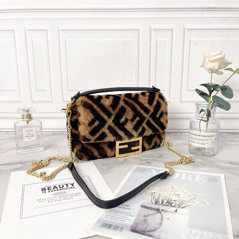 Fendi Baguette mini 焦糖色泰迪毛絨法棍包19×4×11.5 98新配件塵袋-1