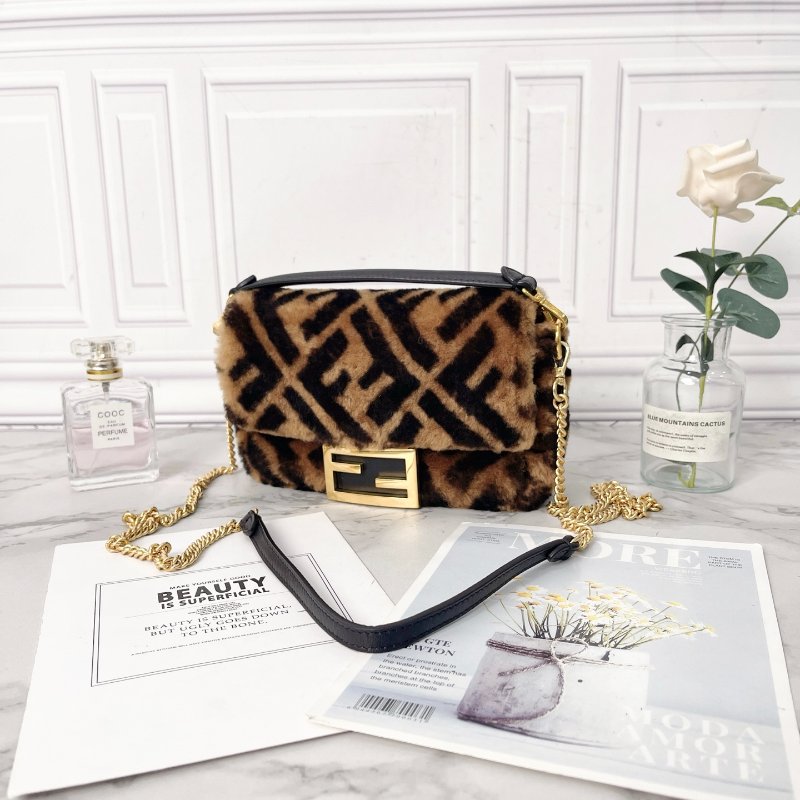 Fendi Baguette mini 焦糖色泰迪毛絨法棍包19×4×11.5 98新配件塵袋-2