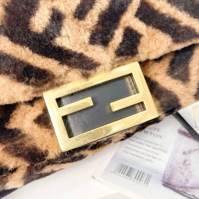 Fendi Baguette mini 焦糖色泰迪毛絨法棍包19×4×11.5 98新配件塵袋-4