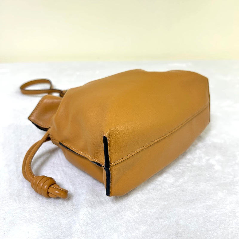 Loewe Flamenco 24 系列 米你福袋包肩背包-11