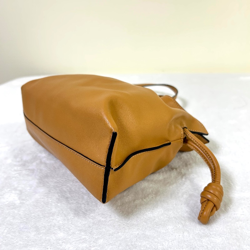 Loewe Flamenco 24 系列 米你福袋包肩背包-14