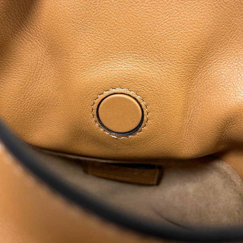 Loewe Flamenco 24 系列 米你福袋包肩背包-21