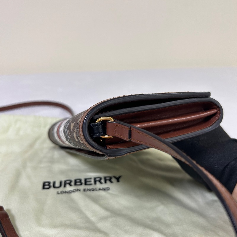 Burberry TB WOC 老花印花 押字條紋扣是長夾 斜背包-24