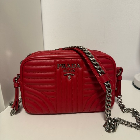 Prada 皮革鏈條包