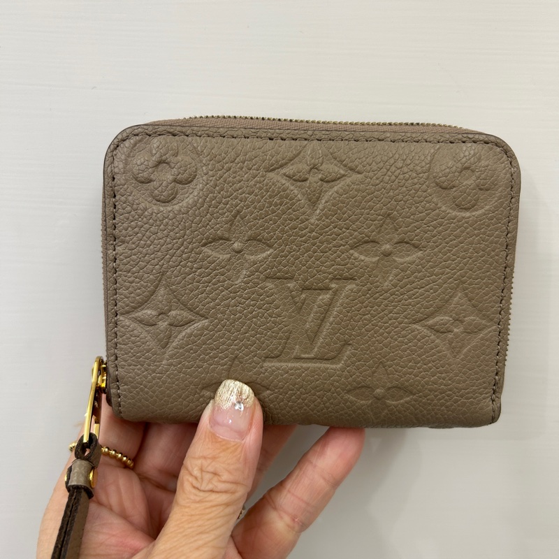 LV 奶茶牛皮壓紋ㄇ拉零錢卡包M68696-0