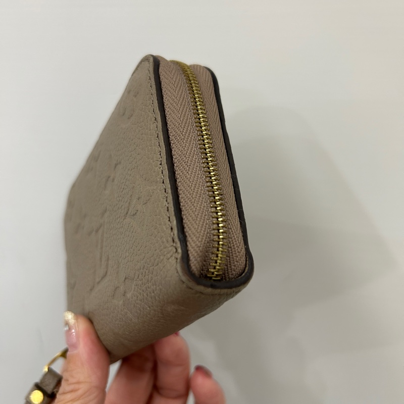 LV 奶茶牛皮壓紋ㄇ拉零錢卡包M68696-1