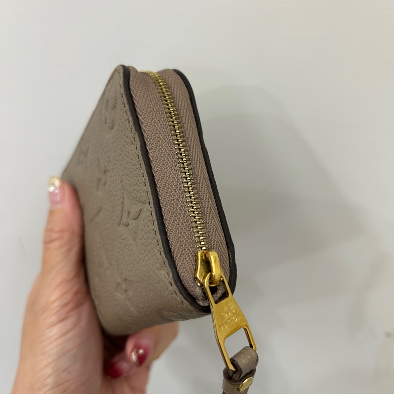 LV 奶茶牛皮壓紋ㄇ拉零錢卡包M68696-2