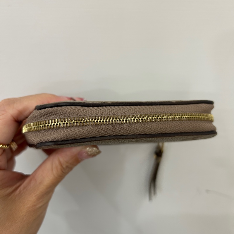 LV 奶茶牛皮壓紋ㄇ拉零錢卡包M68696-3