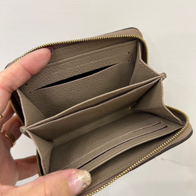 LV 奶茶牛皮壓紋ㄇ拉零錢卡包M68696-4