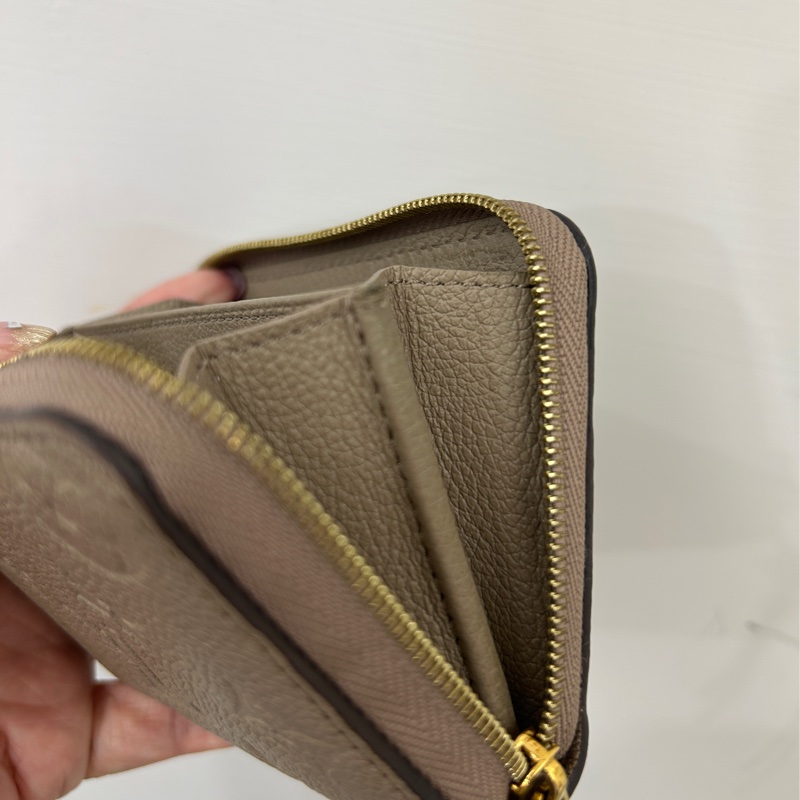 LV 奶茶牛皮壓紋ㄇ拉零錢卡包M68696-5