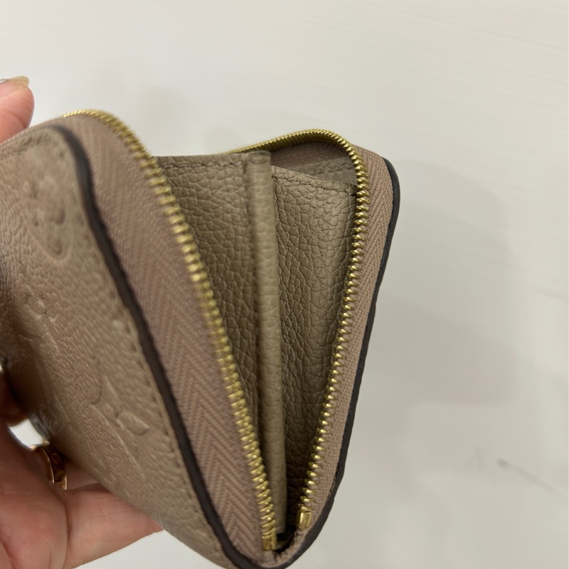 LV 奶茶牛皮壓紋ㄇ拉零錢卡包M68696-6