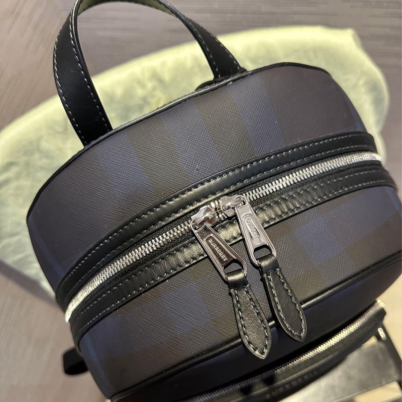 💎Han's house精品服飾💎BURBERRY PVC 格紋 ROCCO 後背包 30×14×42 原價65600-6