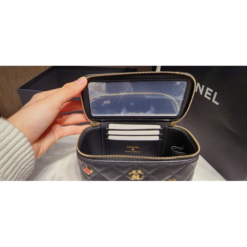 CHANEL 經典長方形化妝包，黑色魚子醬心型吊墜，賭場主題季節限定包-2