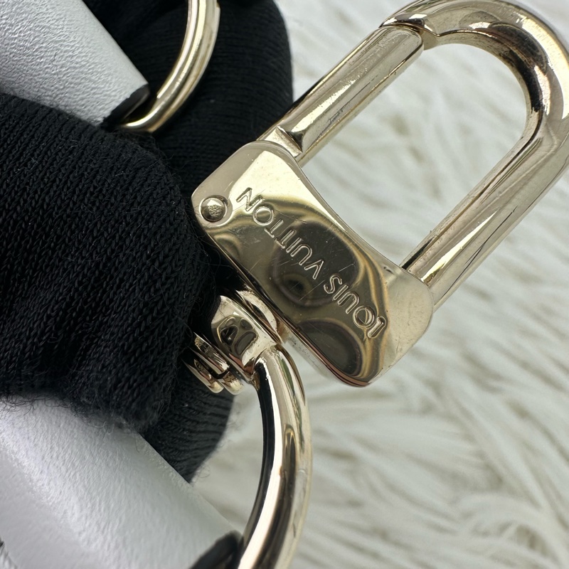 LV On The Go East West 白色鏤空包 全套有單-15