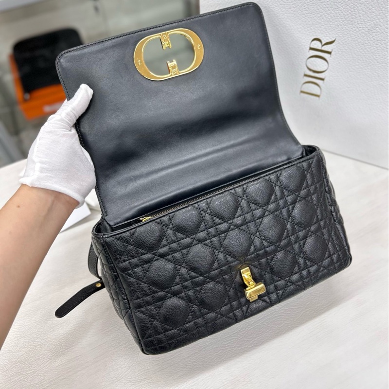 Dior 黑金粒面牛皮 中號Caro 23年編碼 肩帶可調節 附件塵袋、盒。-7