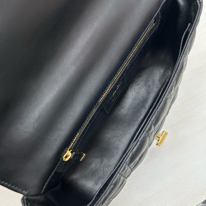 Dior 黑金粒面牛皮 中號Caro 23年編碼 肩帶可調節 附件塵袋、盒。-8