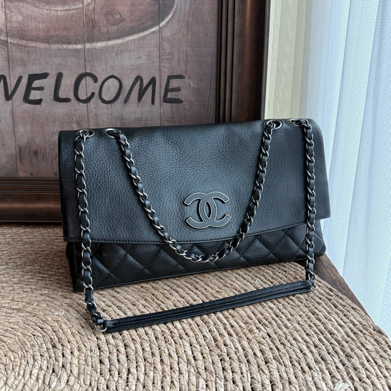 CHANEL 黑銀翻蓋機場包  尺寸：底長約32cm年份：20開-0