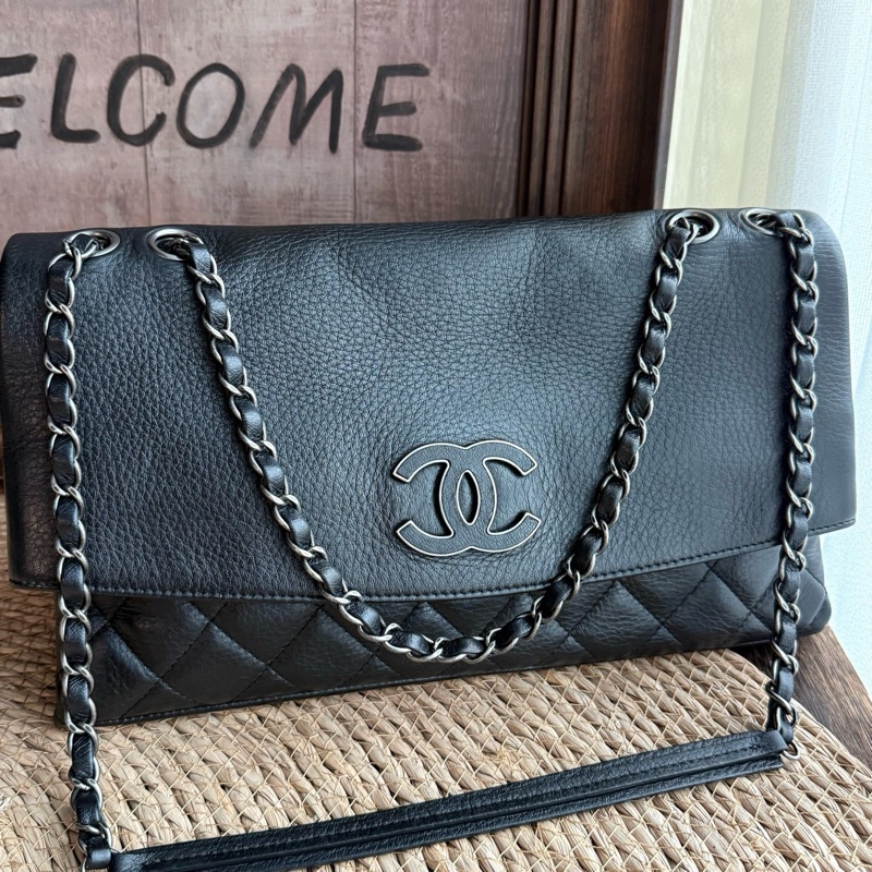 CHANEL 黑銀翻蓋機場包  尺寸：底長約32cm年份：20開-1