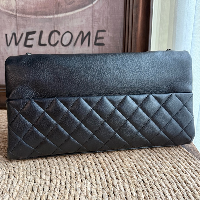 CHANEL 黑銀翻蓋機場包  尺寸：底長約32cm年份：20開-2