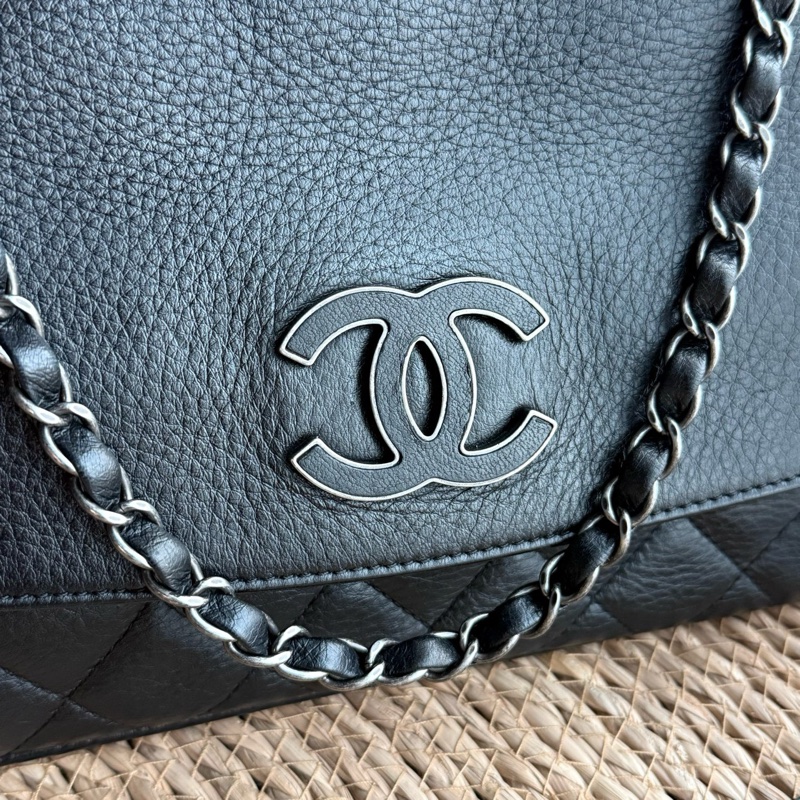 CHANEL 黑銀翻蓋機場包  尺寸：底長約32cm年份：20開-3