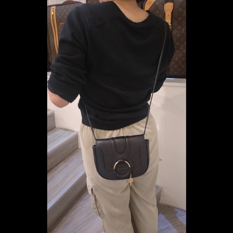 see by Chloe 黑皮圓環下蓋小斜背包-6