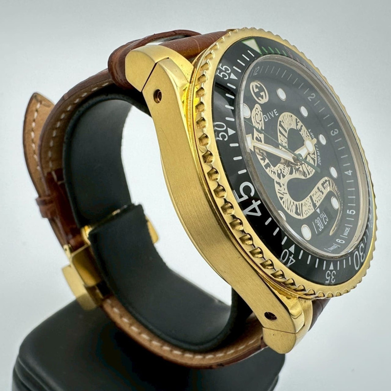 GUCCI 男士潛水錶 YA136219/136.2，附日期顯示，蛇形設計，石英機芯，不鏽鋼錶殼，黑金錶帶。-2