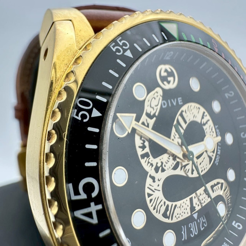 GUCCI 男士潛水錶 YA136219/136.2，附日期顯示，蛇形設計，石英機芯，不鏽鋼錶殼，黑金錶帶。-4