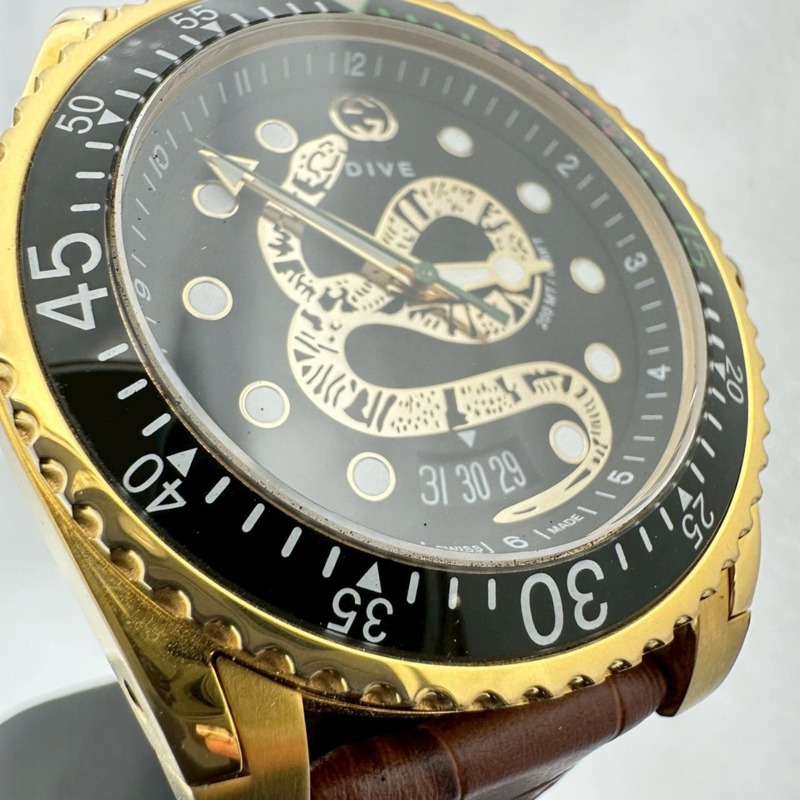 GUCCI 男士潛水錶 YA136219/136.2，附日期顯示，蛇形設計，石英機芯，不鏽鋼錶殼，黑金錶帶。-5