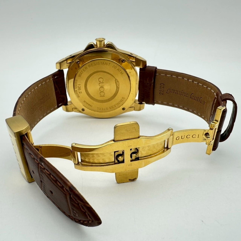 GUCCI 男士潛水錶 YA136219/136.2，附日期顯示，蛇形設計，石英機芯，不鏽鋼錶殼，黑金錶帶。-6