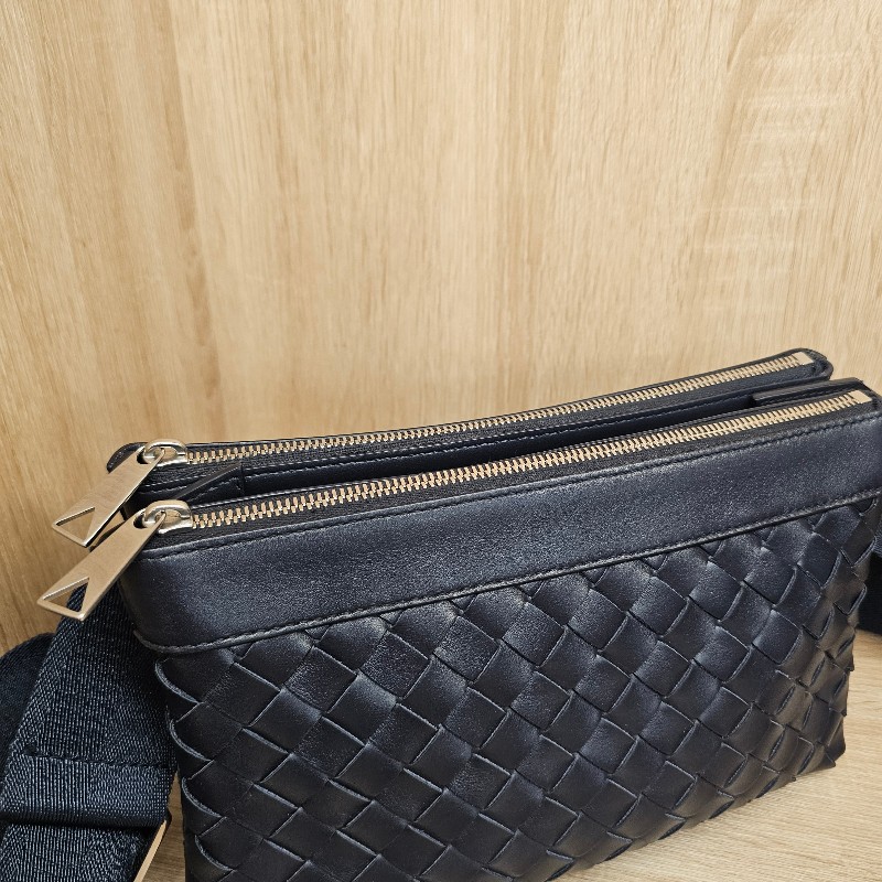 [超質感好物❣️耐看實用的精品超殺甜價出！] BV深藍牛皮編織IntrecciatoDuo雙層斜背包-1