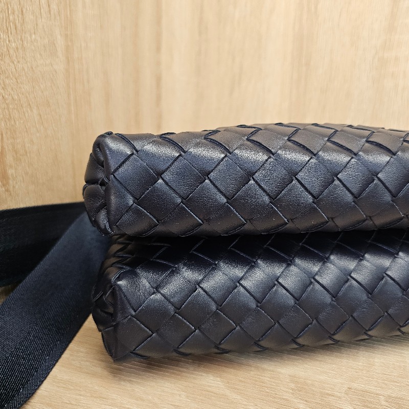 [超質感好物❣️耐看實用的精品超殺甜價出！] BV深藍牛皮編織IntrecciatoDuo雙層斜背包-9