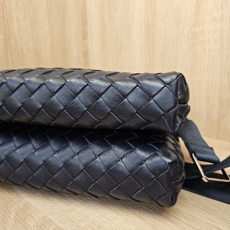 [超質感好物❣️耐看實用的精品超殺甜價出！] BV深藍牛皮編織IntrecciatoDuo雙層斜背包-10