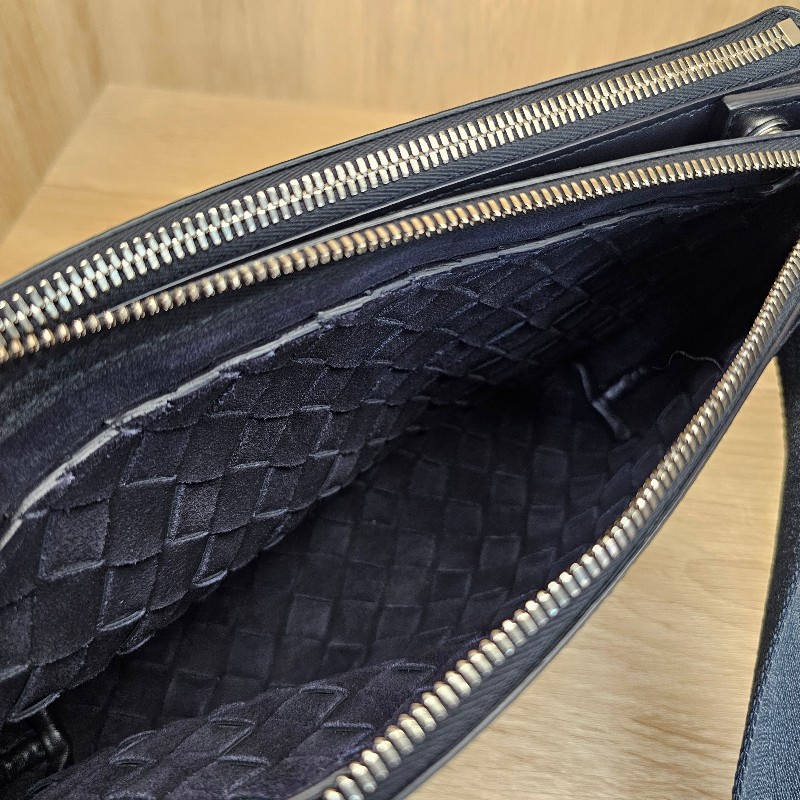 [超質感好物❣️耐看實用的精品超殺甜價出！] BV深藍牛皮編織IntrecciatoDuo雙層斜背包-21