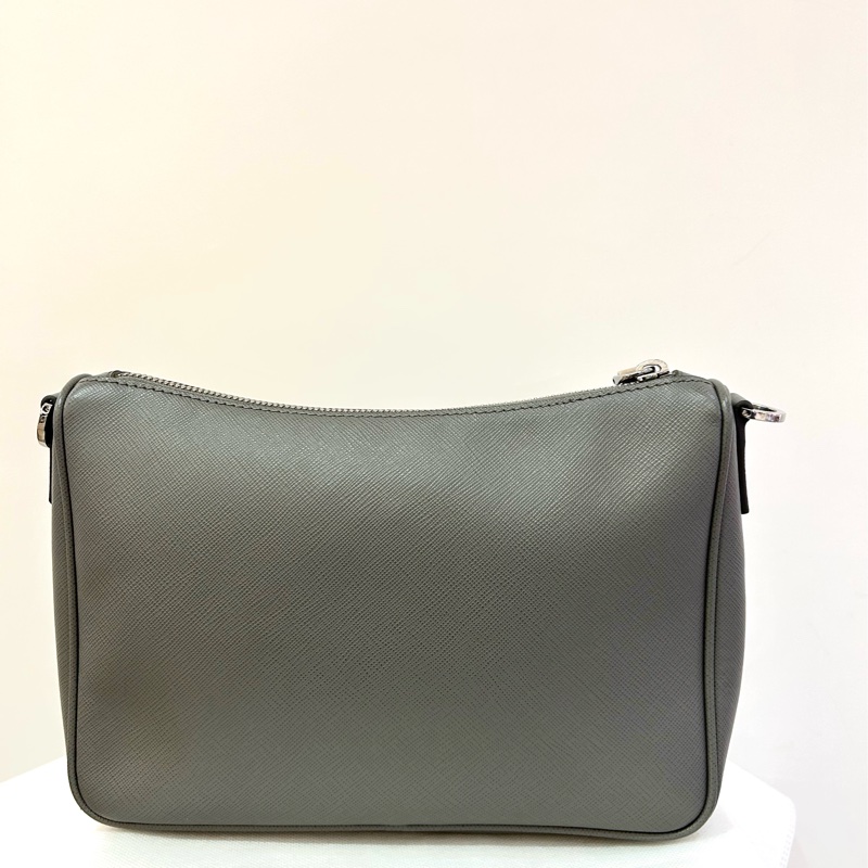 PRADA灰牛皮銀釦SAFFIANO皮革肩背包-1