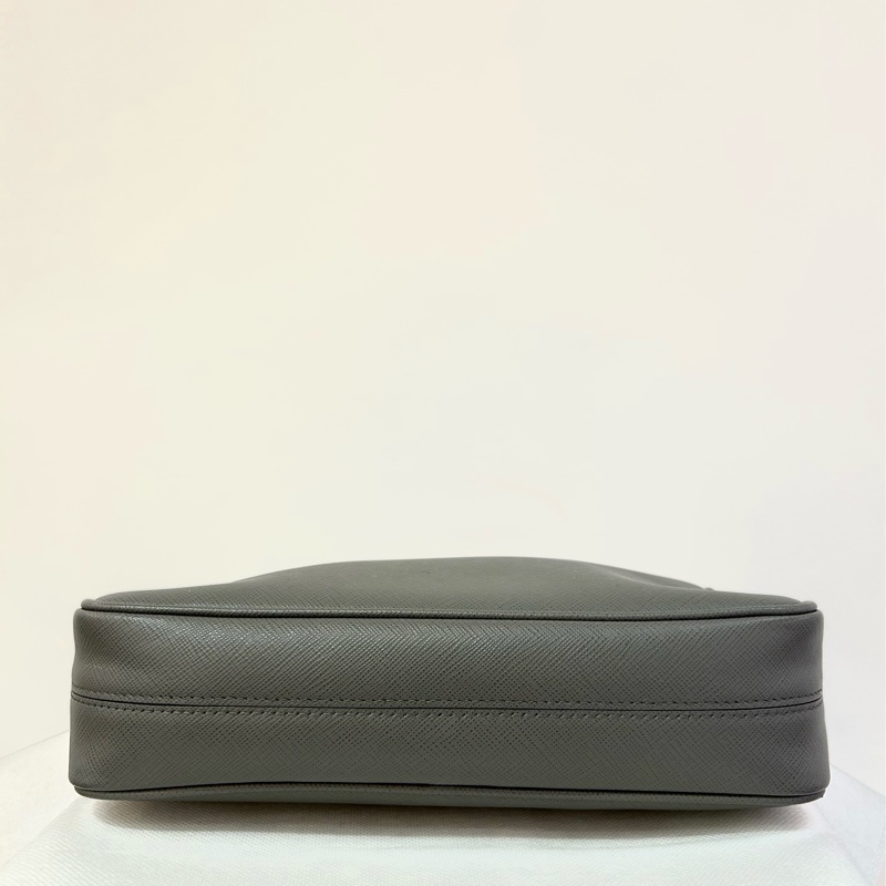 PRADA灰牛皮銀釦SAFFIANO皮革肩背包-4