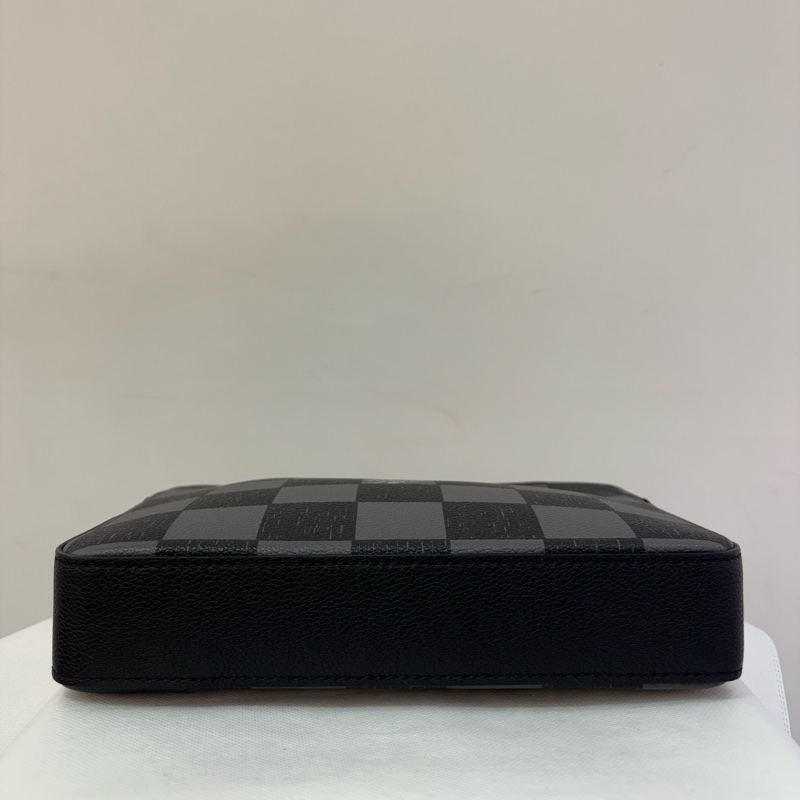 LV大黑灰棋盤格TRIO斜背包-5