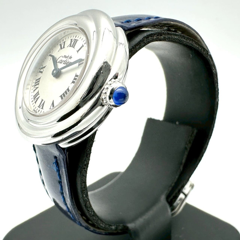 卡地亞 Must Trinity 石英腕錶 W1014945，不鏽鋼錶殼搭配皮革錶帶，白色、銀色、海軍藍三色可選，女士款。-1