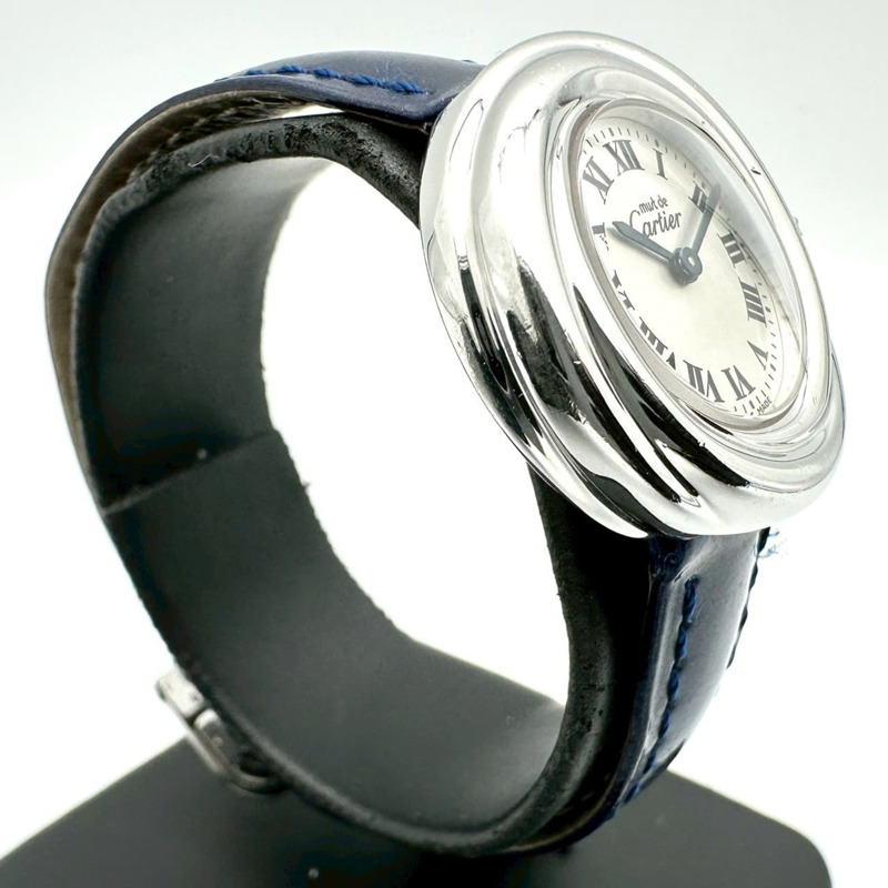 卡地亞 Must Trinity 石英腕錶 W1014945，不鏽鋼錶殼搭配皮革錶帶，白色、銀色、海軍藍三色可選，女士款。-2