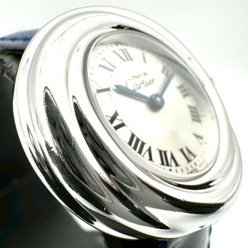 卡地亞 Must Trinity 石英腕錶 W1014945，不鏽鋼錶殼搭配皮革錶帶，白色、銀色、海軍藍三色可選，女士款。-4