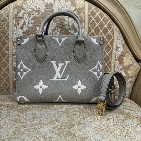 LV 斑鳩灰牛皮壓紋金釦On The Go PM手提斜背托特包M45779