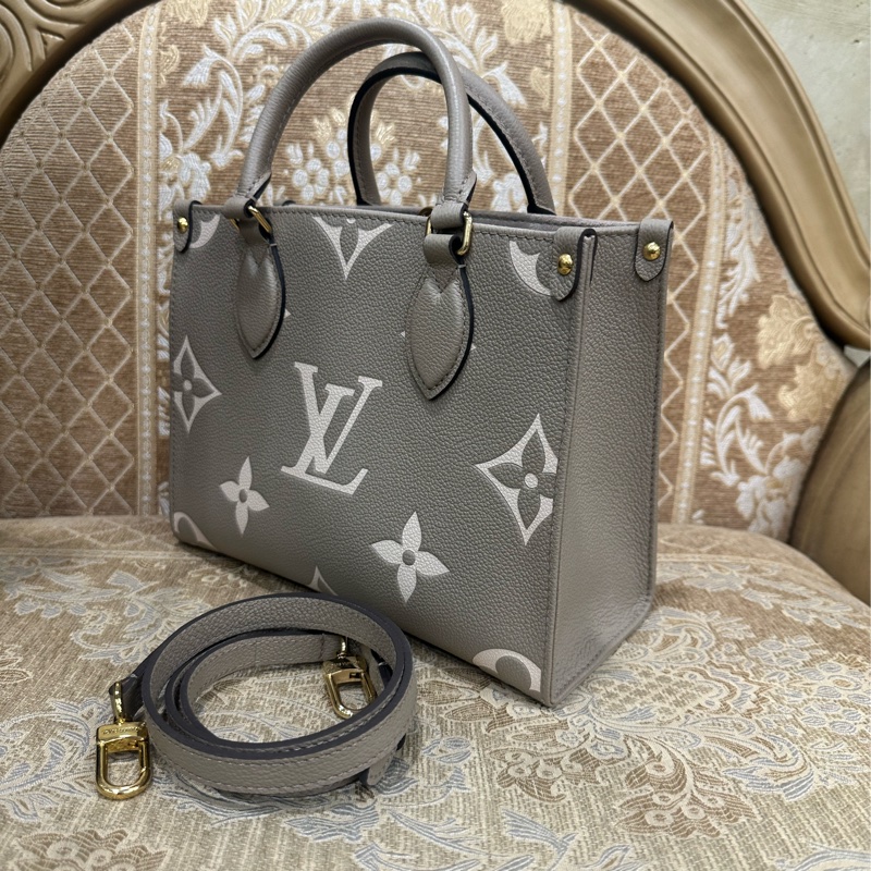 LV 斑鳩灰牛皮壓紋金釦On The Go PM手提斜背托特包M45779-3